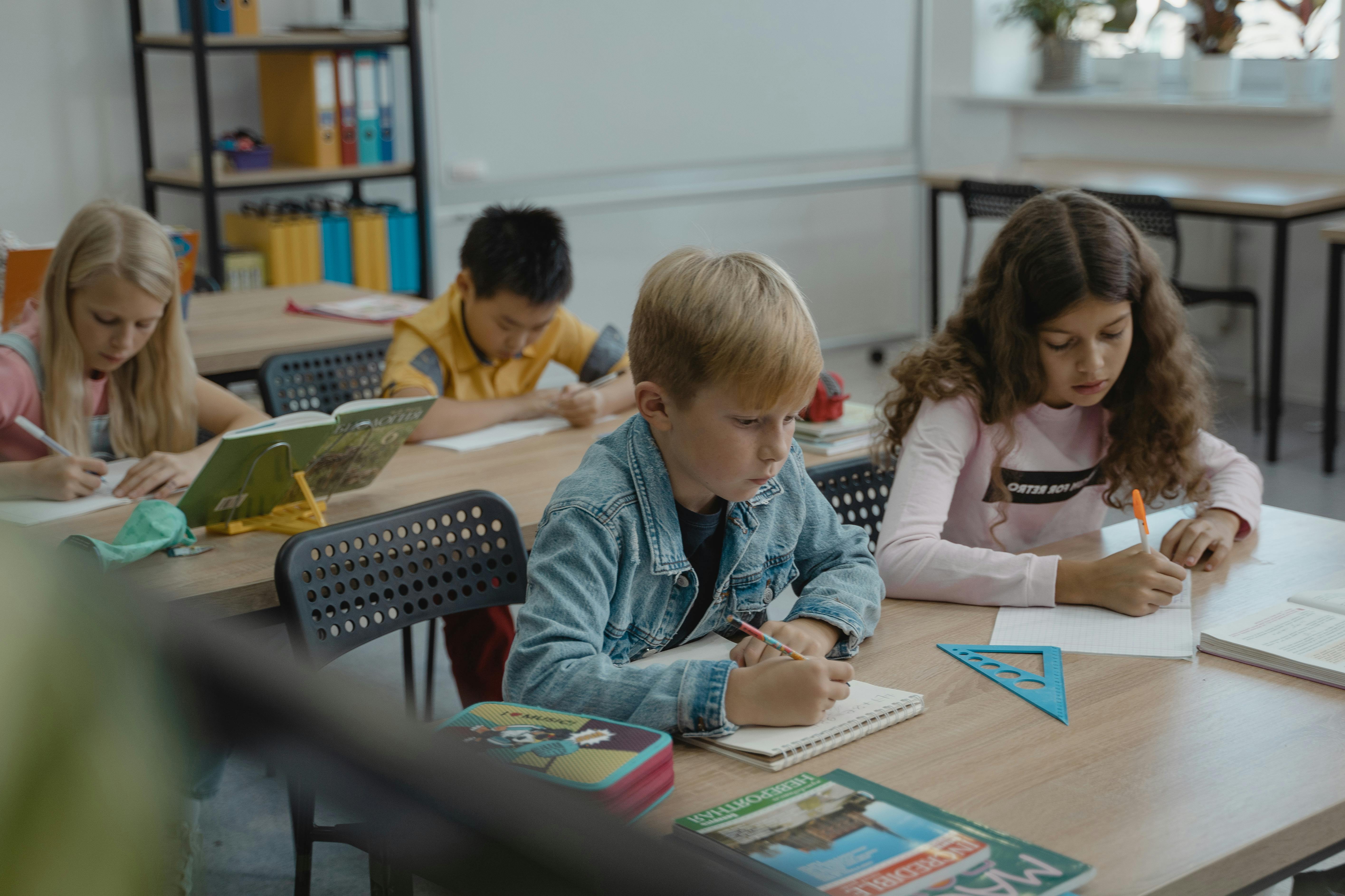 Des enfants assis sur les bancs de l'éocle